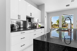 Fridge, microwave, oven, stovetop - Intervillas Florida - Villa Carrera (Cape Coral)
