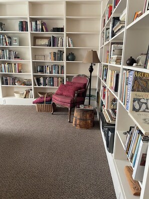 Interior - The Library, a  1-bedroom apartment in Hannibal awaits your visit. (Hannibal)