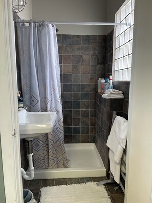 Een douche, een haardroger, handdoeken, zeep