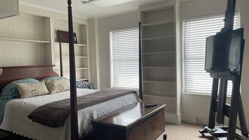 1 bedroom, desk, iron/ironing board, WiFi (free)