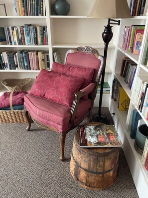 Interior - The Library, a  1-bedroom apartment in Hannibal awaits your visit. (Hannibal)