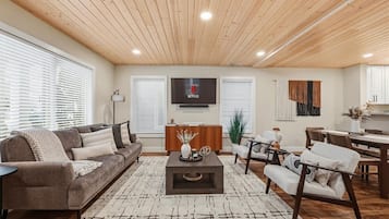 Smart TV, chimenea y libros