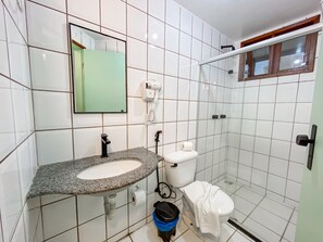 Une salle de bain avec un lavabo, des toilettes et une douche.