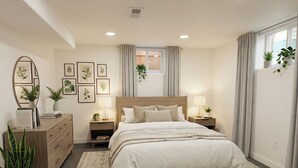 Ein modernes Schlafzimmer mit einem großen Bett, Nachttischen, einer Kommode und einem Fenster mit Vorhängen.