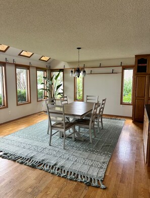 Dining - Beautiful Waterfront Estate with sandy shores, next to Willy Mccoys on the water (Big Lake)