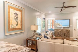 Casa, 3 quartos | Área de estar | Livros