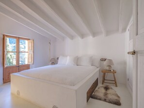 3 bedrooms, iron/ironing board, Internet, bed sheets - CáN Llum. (Deià)