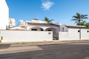 Exterior - Sarago Room – Le Chele with Sea View, Wi-Fi & Air Conditioning (Torre Lapillo)