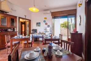 Dining - Sarago Room – Le Chele with Sea View, Wi-Fi & Air Conditioning (Torre Lapillo)