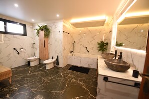 Jetted bath, hair dryer, bidet, towels - Villa da Rochinha - Seaview apartment with jacuzzi (Madeira)
