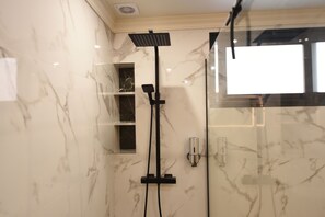 Tina de hidromasaje, secadora de cabello, bidet, toallas 