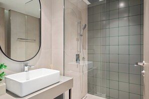 Leilighet – premium, 2 soverom (Apartment) | Bad | Separat badekar og dusj, regndusjhode og toalettartikler (inkludert)