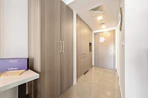 Gallery studio, 1 slaapkamer (Apartment) | Privékeuken | Een espressoapparaat, een koelkast, een microgolfoven, een oven