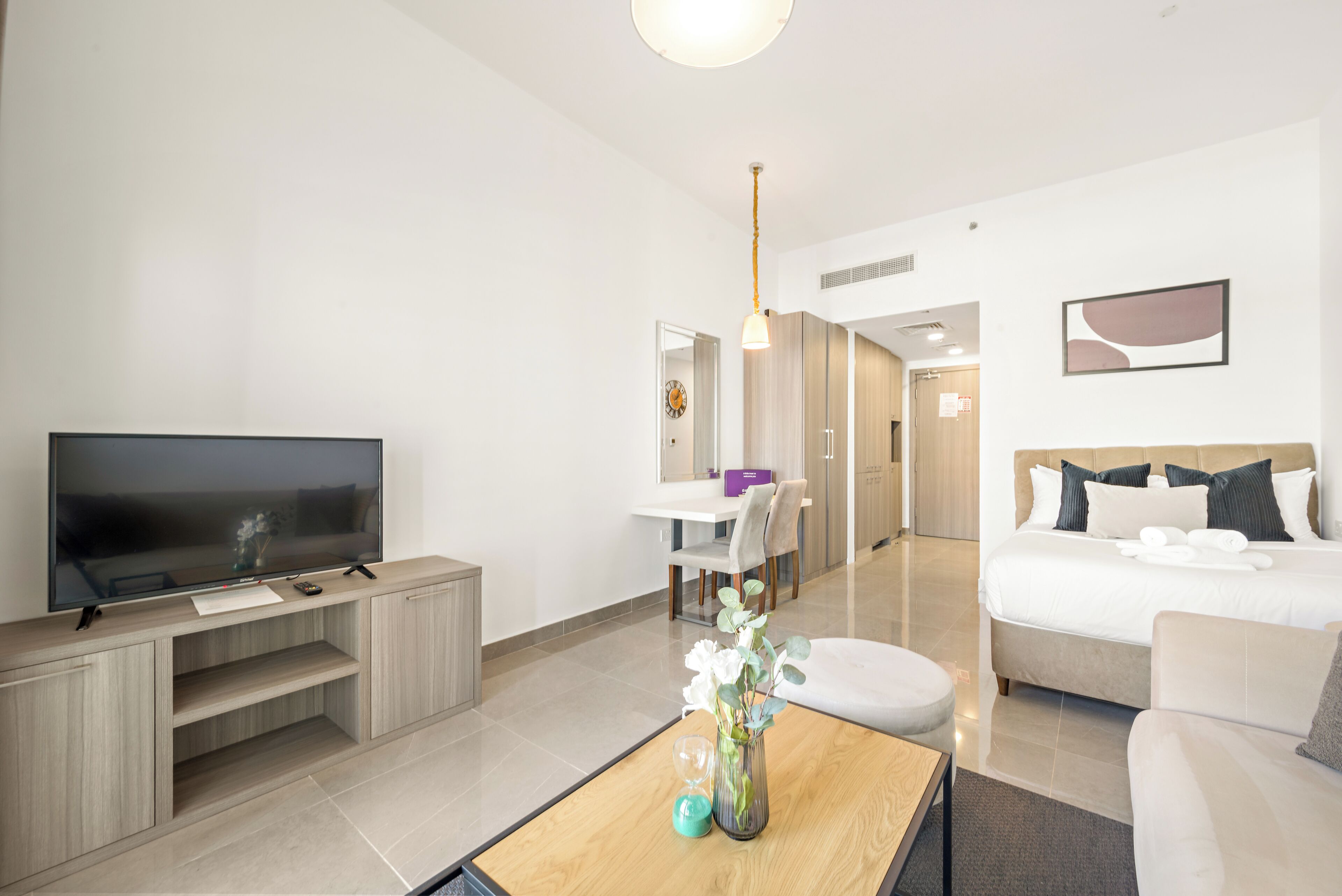 Gallery-Studio, 1 Schlafzimmer (Apartment) | Wohnbereich | 50-Zoll-Smart-TV mit Digitalempfang