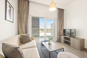 Gallery studio, 1 slaapkamer (Apartment) | Woonruimte | Een 50-inch smart-tv met digitale zenders