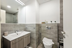 Gallery-Studio, 1 Schlafzimmer (Apartment) | Badezimmer | Duschwanne, Regendusche, kostenlose Toilettenartikel, Haartrockner