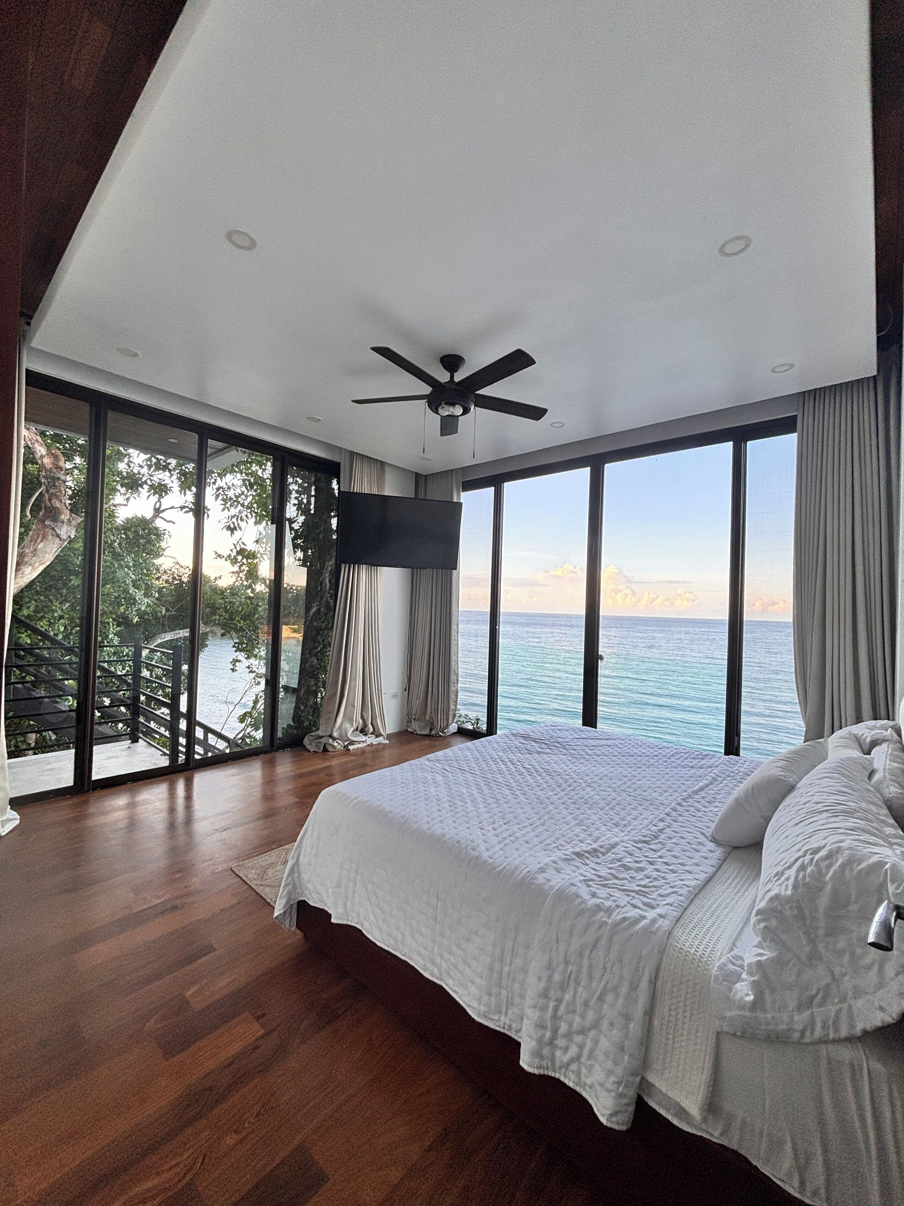 4 bedrooms, internet, bed sheets