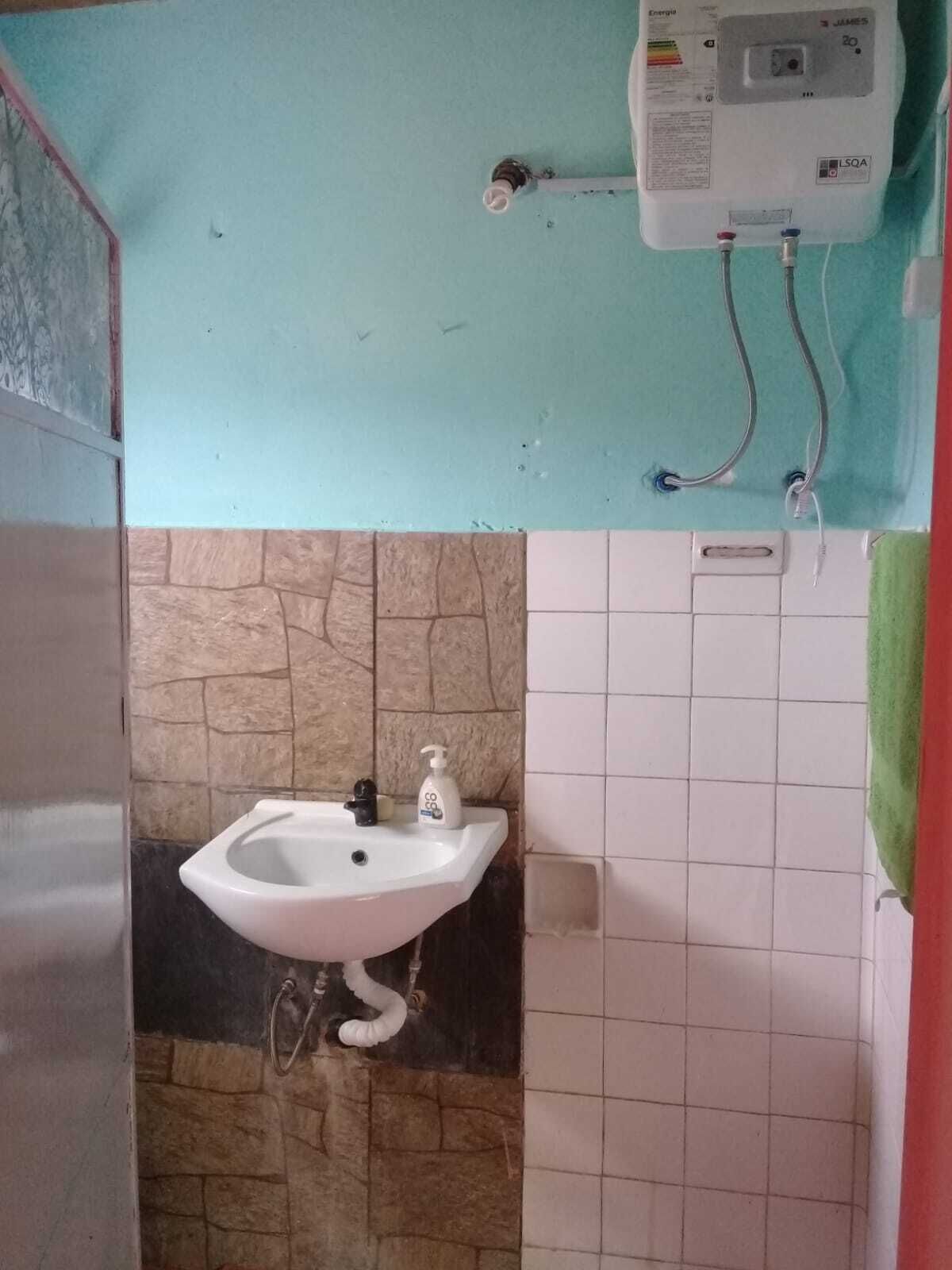 Toallas, jabón, papel de baño 