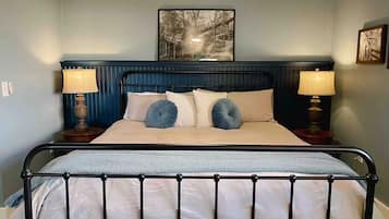 4 slaapkamers, een bureau, een strijkplank/strijkijzer, gratis wifi