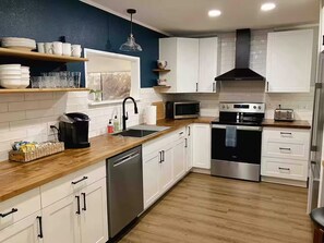 Een koelkast, een magnetron, een oven, een kookplaat