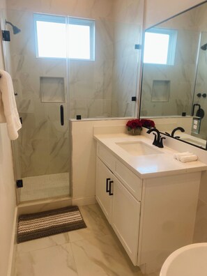 Secadora de cabello, toallas, jabón, papel de baño 