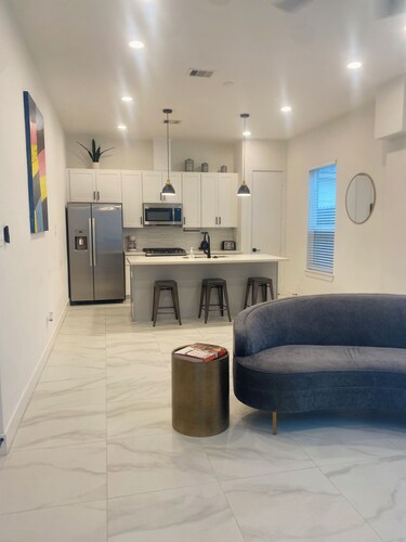 Luxury 3 bd 2.5 bath. 10 min from midtown/downtown. 15 minutes from airport.