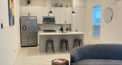 Luxury 3 bd 2.5 bath. 10 min from midtown/downtown. 15 minutes from airport.