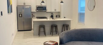 Luxury 3 bd 2.5 bath. 10 min from midtown/downtown. 15 minutes from airport.