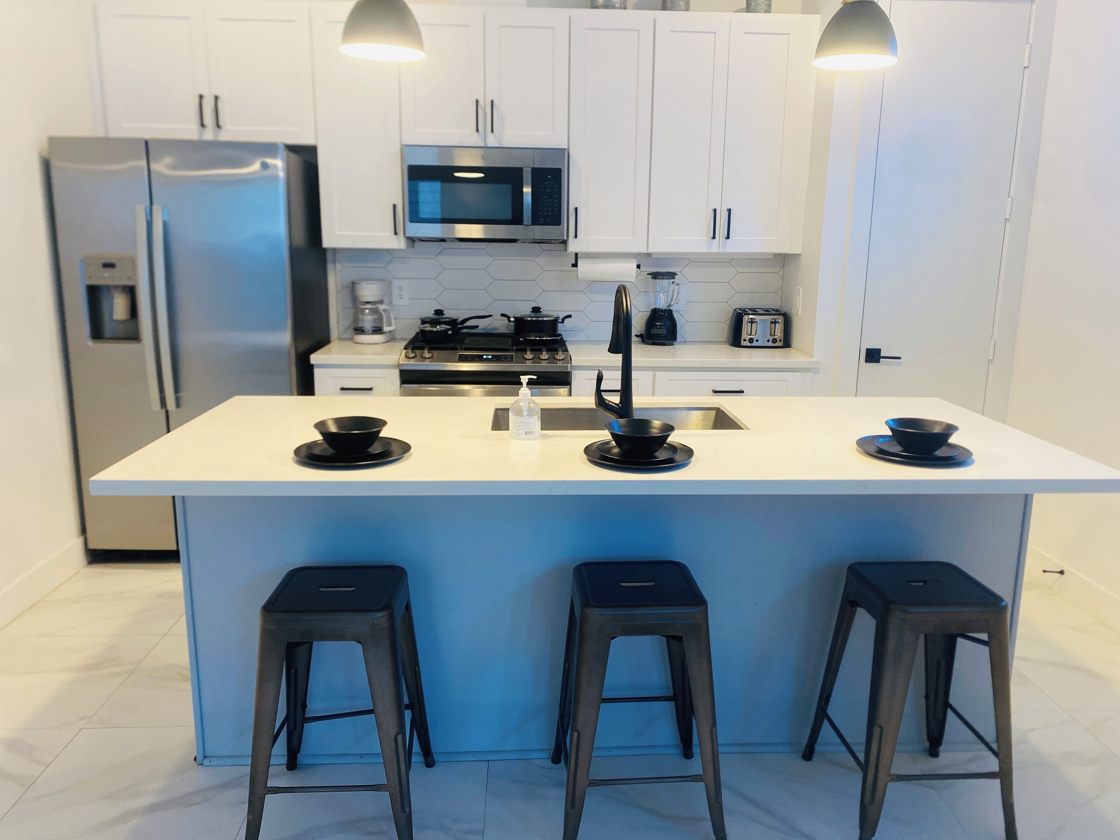 Mikrobølgeovn, ovn, kokeplater og oppvaskmaskin