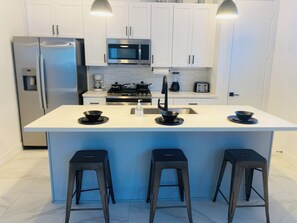 Mikrobølgeovn, ovn, kokeplater og oppvaskmaskin