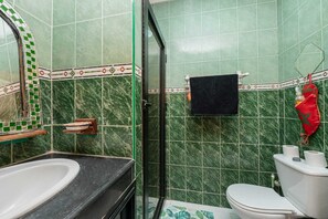 Dusche, Haartrockner, Handtücher, Toilettenpapier