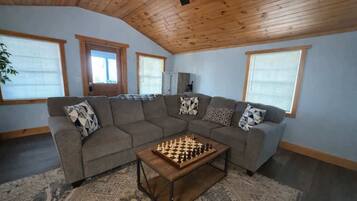 Televisión, chimenea, videojuegos y oficina