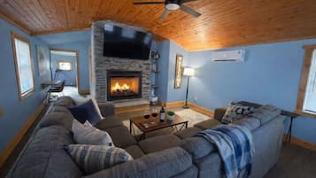 Televisie, een open haard, videospelletjes en een kantoor