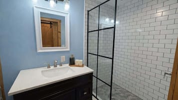 Een douche, een haardroger, handdoeken