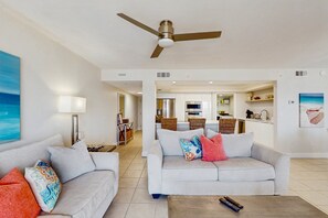 Lejlighed - flere senge - balkon - havudsigt (Daytona Sandpoint 7H-Daytona Beach ) | Opholdsområde