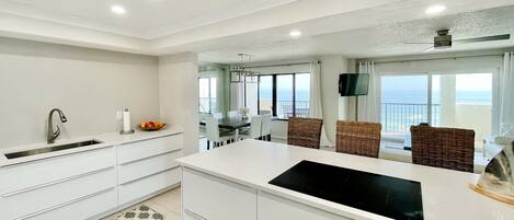 Condo, Plusieurs lits, balcon, vue sur lâocĂ©an (Daytona Sandpoint 7H-Daytona Beach ) | 2 chambres, dĂ©cor unique, ameublement unique, literie fournie