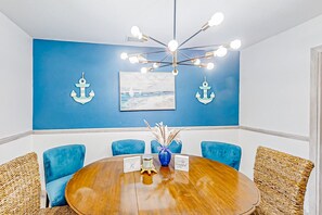 4 bedrooms, individually decorated, individually furnished, bed sheets - Port Orange Linda's Lizard Landing (Port Orange)