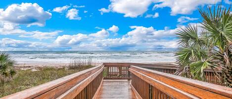 Huoneisto, useita sänkyjä, parveke, valtamerinäköala (SeaWinds 204 - Sea Wind Enjoyment) | Näkymä rannalle/valtamerelle