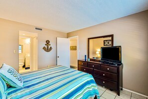 Talo, 1 keskisuuri parisänky, patio, rantanäköala (NSB Seaward D-101) | 1 makuuhuone, yksilöllisesti sisustettu, yksilöllisesti kalustettu