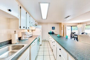 独立别墅, 1 张大床, 露台, 海滩景观 (NSB Seaward D-101) | 私人厨房