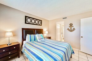 独立别墅, 1 张大床, 露台, 海滩景观 (NSB Seaward D-101) | 1 多间卧室、特色装修、特色家居、床单