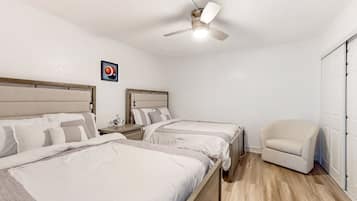 Rumah, Beberapa Tempat Tidur, balkon, pemandangan pantai (Daytona Hawaiian Inn 431) | 2 kamar tidur dan didekorasi berbeda-beda