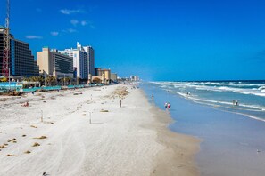 Beach nearby - Daytona Hawaiian Inn 431 (Daytona Beach Shores)