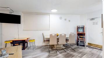 Nhà, nhiều giường, ban công, quang cảnh bãi biển (Daytona Hawaiian Inn 431) | Nội thất