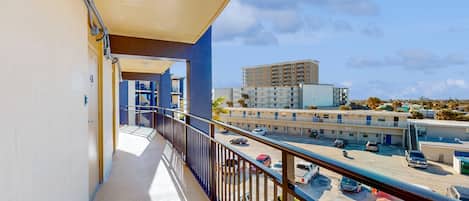 Hus, flere senger, balkong, strandutsikt (Daytona Hawaiian Inn 431) | Utsikt fra rommet