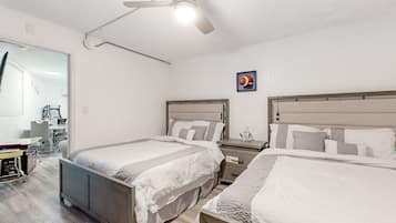 Rumah, Beberapa Tempat Tidur, balkon, pemandangan pantai (Daytona Hawaiian Inn 431) | 2 kamar tidur dan didekorasi berbeda-beda