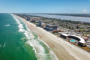 Beach nearby - Daytona Hawaiian Inn 431 (Daytona Beach Shores)