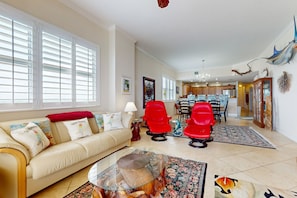 Daire, Birden Çok Yatak, Sıcak Su Küveti, Okyanus Manzaralı (NSB Malibu Condos 804-Malibu 804) | Oturma alanı