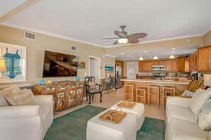 Condo, várias camas, cozinha, vista para o oceano (Bathing Suit Beach Bungalow) | Área de estar