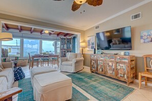 Leilighet, flere senger, kjøkken, havutsikt (Bathing Suit Beach Bungalow) | Oppholdsområde